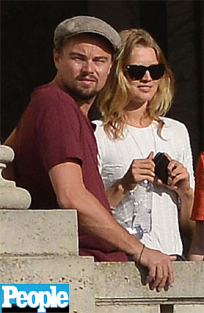 Leonardo DiCaprio passeia por Versailles com modelo da <i>Victoria´s Secret</i>