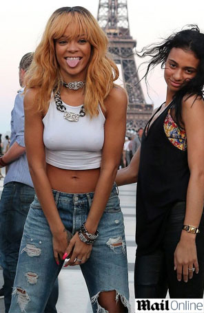 Rihanna tira foto em frente a Torrei Eiffel