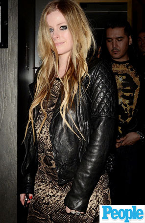 Avril Lavigne aparece com barriga em destaque, mas nega gravidez