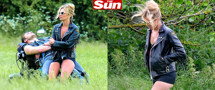 Kate Moss encara visual de motoqueira para ensaio