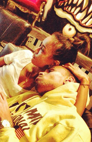 Chris Brown e Karrueche Tran postam foto em clima de romance, veja aqui!