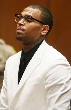 Chris Brown se defende de acusação de violação da condicional