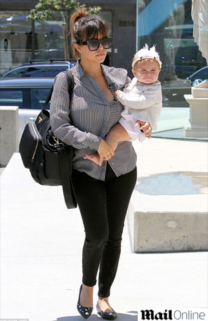 Filha de Kourtney Kardashian puxa a blusa da mãe e quase mostra demais