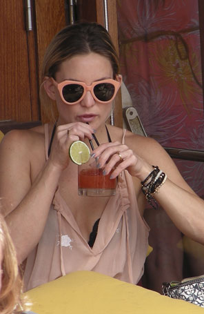 Kate Hudson é vista com possível aliança de casamento