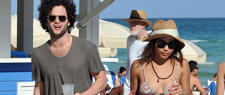Penn Badgley e Zoe Kravitz terminam o namoro