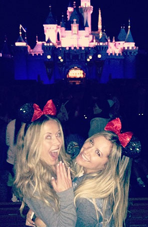 Ashley Tisdale posa com amiga na <i>Disney</i>