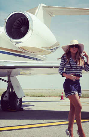 Mariah Carey posa em chegada a França