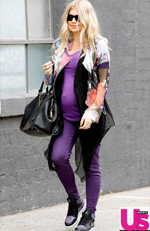 Fergie destaca a gravidez com roupa justa e monocromática
