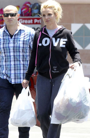 Britney Spears aparece de moletom e sem maquiagem
