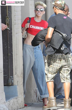 Miley Cyrus exibe a barriga e chama atenção com a cintura fina