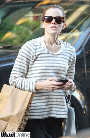 Sem maquiagem, Emma Watson faz compras em <i>shopping</i>