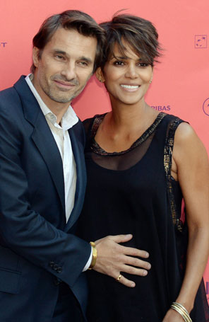 Noivo de Halle Berry faz carinho na barriga da atriz em <i>première</i>