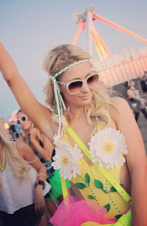 Paris Hilton divulga foto fantasiada de margarida
