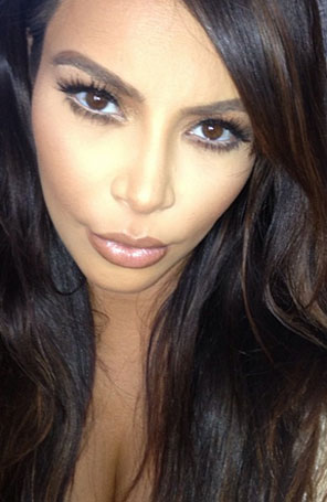 Kim Kardashian acha que tem apendicite