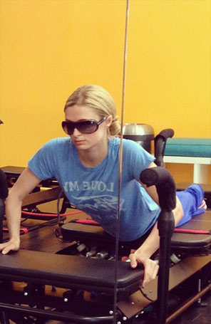 Paris Hilton malha usando óculos escuros