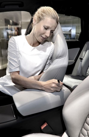 Gwyneth Paltrow autografa carro em evento de caridade