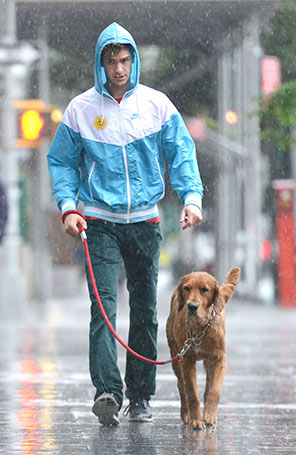Andrew Garfield enfrenta chuva para passear com o seu cachorro