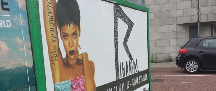 Rihanna aparecer seminua em pôster na Irlanda e é criticada