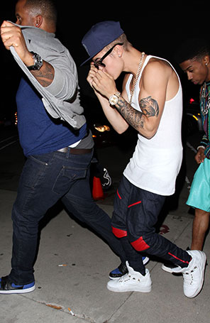 Justin Bieber esconde o rosto dos <i>paparazzi</i>