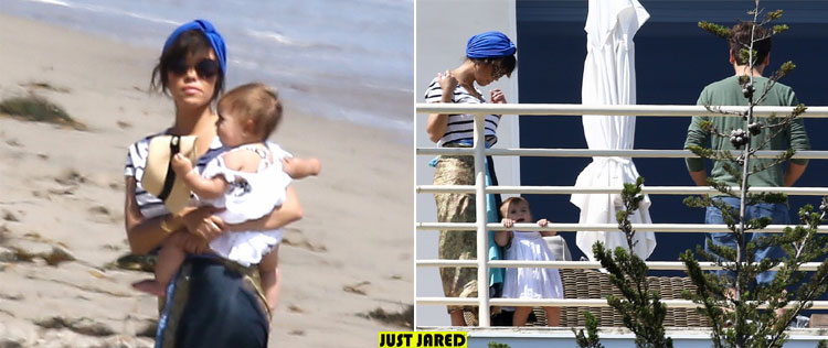 Kourtney Kardashian comemora o Dia dos Pais com a família na praia