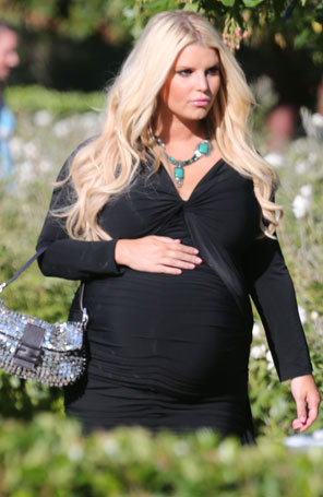 Jessica Simpson se veste de preto para casamento e evidencia a barriga de grávida