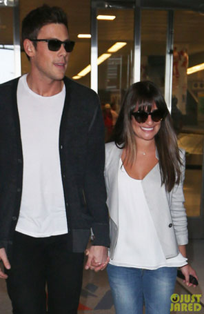 Cory Monteith e Lea Michele são fotografados sorrindo em aeroporto
