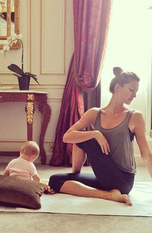 Gisele Bündchen faz <i>yoga</i> com a filha. Veja!