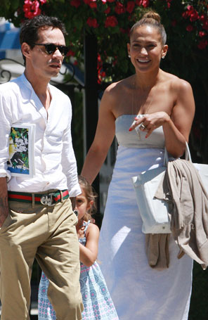 Jennifer Lopez é fotografada ao lado de ex-marido