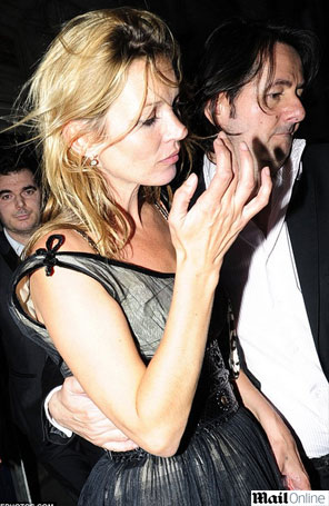 Kate Moss é amparada por marido ao deixar evento