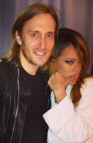 Rihanna faz carão posando com David Guetta