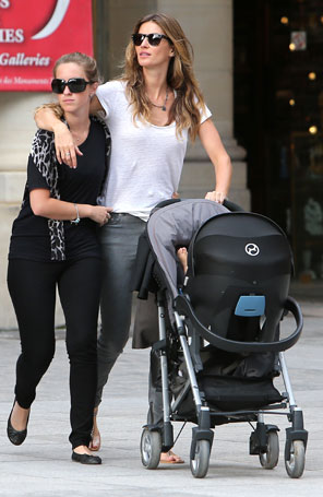 Gisele Bündchen passeia com a irmã e filha em Paris