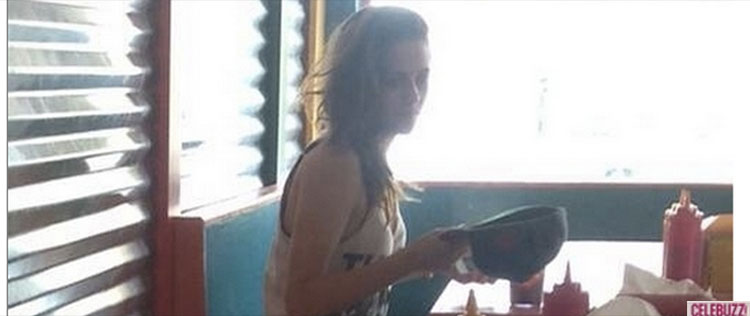 Kristen Stewart almoça <i>fast food</i> sozinha