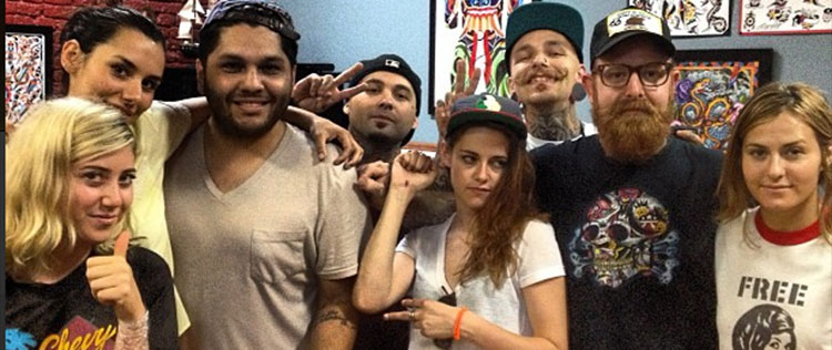 Kristen Stewart faz tatuagem no pulso