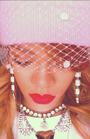 Rihanna aparece maquiada e com vários acessórios em <i>look</i>