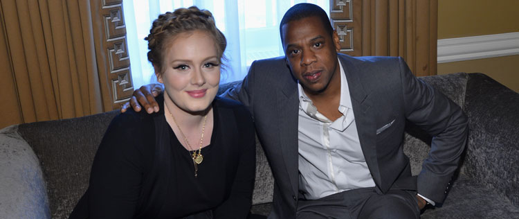 Adele participa de evento de música em Nova York