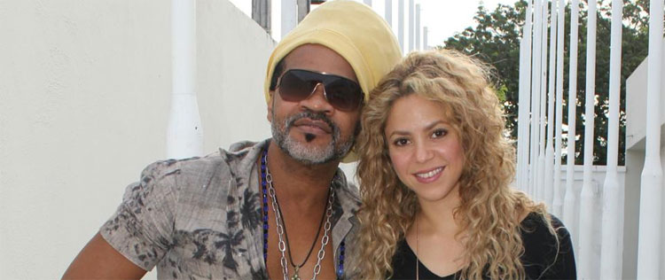 Shakira posa com Carlinhos Brown em estúdio de gravação