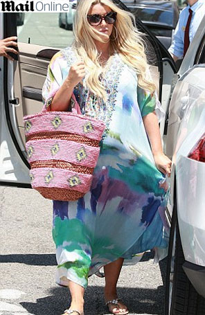 Grávida, Jessica Simpson sai para almoçar como noivo