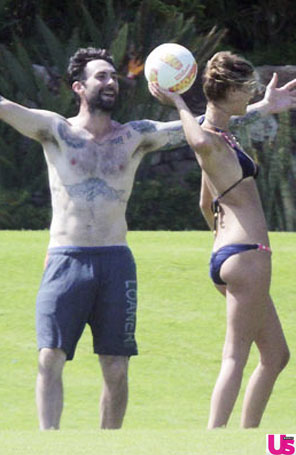 Adam Levine aparece publicamente com nova namorada