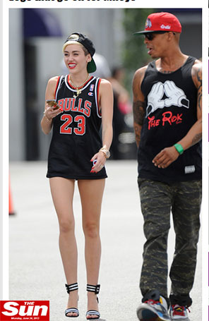 Miley Cyrus usa camiseta de time e aparenta estar sem calça