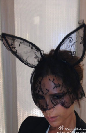 Victoria Beckham publica foto com orelhas de coelhinha rendada