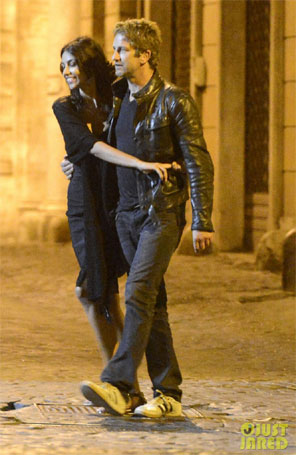 Gerard Butler faz passeio noturno com suposta ex em Roma