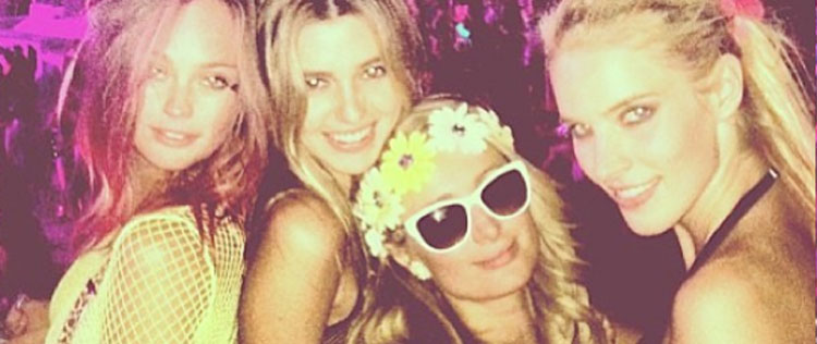 Paris Hilton curte noite com as amigas