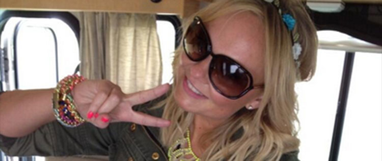 Ex-<i>Spice Girl</i> canta <i>One Direction</i> em festa do pijama