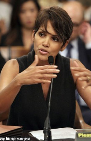 Halle Berry pede lei contra ação de <i>paparazzi</i> com crianças