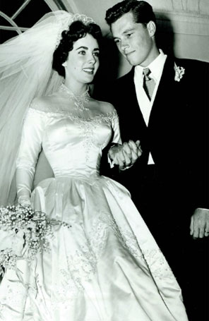Vestido de noiva de Elizabeth Taylor é vendido por 406 mil reais