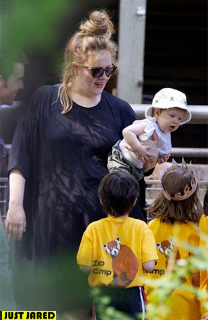 Veja a primeira foto de Angelo, filho de oito meses de idade da Adele!