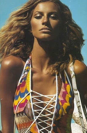 Gisele Bündchen aparece bronzeada em campanha