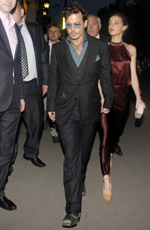 Johnny Depp e Amber Heard andam de mãos dadas em <i>première</i>