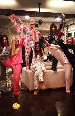 Khloé Kardashian comemora seu aniversário com festa do pijama