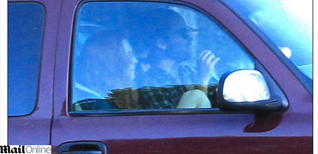 Robert Pattinson dá carona para uma mulher misteriosa